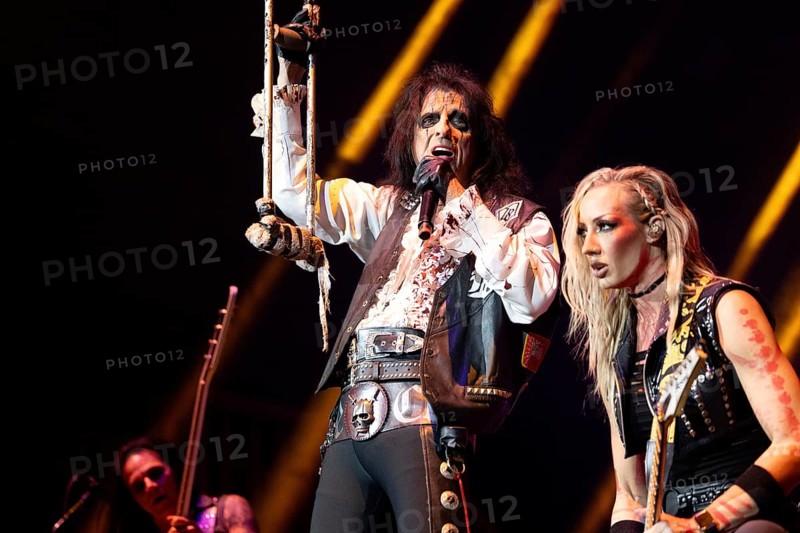 Alice Cooper and Nita Strauss live on Too close for comfort Tour at the Max-Schmeling-Halle in Berlin on 09 October 2024