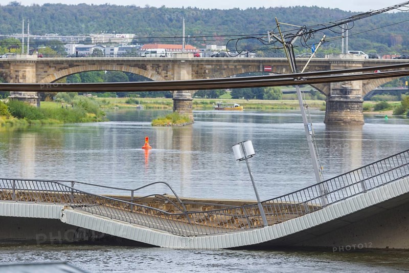 In the early hours of the morning, a section of the Carola Bridge collapsed for unknown reasons. Over a length of around 100 metres, the section on which the trams normally run has collapsed into the Elbe. The area is cordoned off, partial collapse of the Carola Bridge in Dresden, further bridge sections are in acute danger of collapsing, Dresden, Saxony, Germany, Europe
