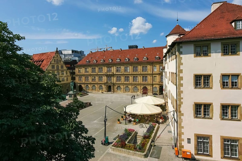 Schillerplatz, Schiller monument erected in 1839 by Bertel Thorvaldsen, statue, sculpture, monument, Prinzenbau at the back, Fruchtkasten at the left, Alte Kanzlei at the front right, Stuttgart, Baden-Württemberg, Germany, Europe