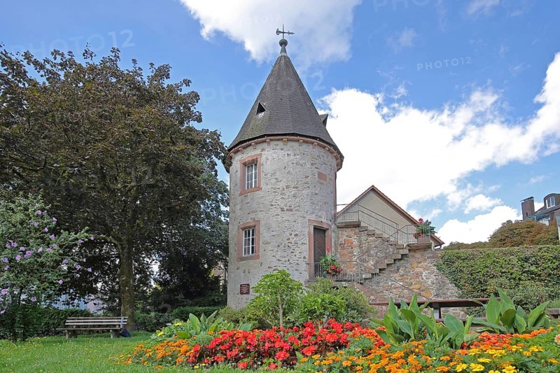 Historic stag tower built in 1330, town tower, empty bench, flower bed, Zell am Harmersbach, Ortenau, Southern Black Forest, Black Forest, Baden-Württemberg, Germany, Europe