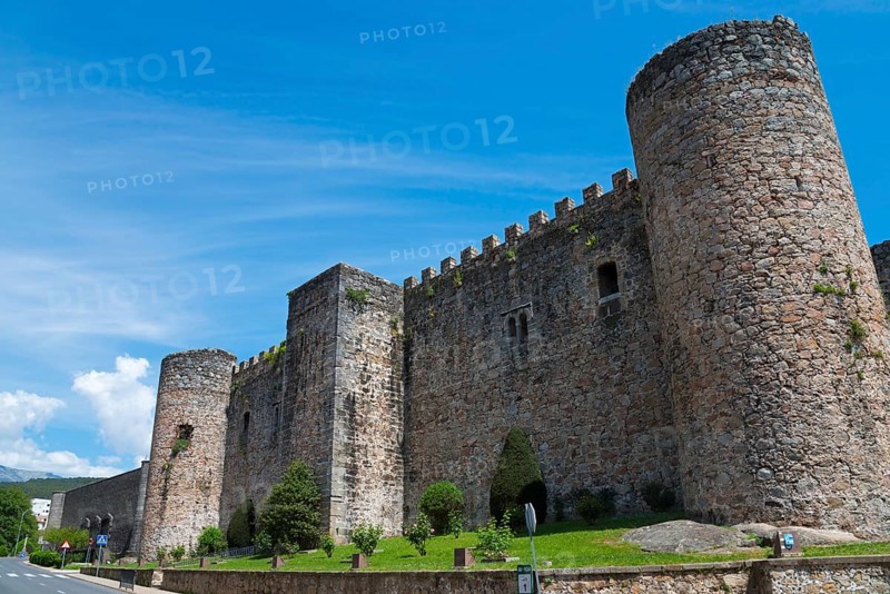 Massive medieval castle wall with stone towers under a clear blue sky, Castle, Castillo de la Triste Condesa, Arenas de San Pedro, Ávila, Avila, Castilla y León, Castilla y León, Spain, Europe
