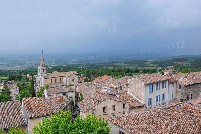 View over the rooftops of Bonnieux, Provence, Provence-Alpes-Côte d'Azur region, France, Europe