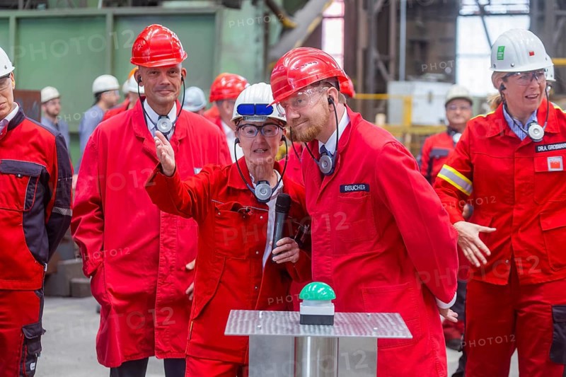 Minister President Michael Kretschmer takes part in the inauguration of a hydrogen-capable forging furnace at the Gröditz forging plant. The Prime Minister will then symbolically press a green start button to put the forging furnace into operation. With the commissioning, the Göditz forging plant is now able to use hydrogen on an industrial scale for the climate-neutral production of high-quality large forgings. Hanka Snatkin Technical Managing Director of Gröditzer Schmiedewerke, Schmiedewerke Gröditz GmbH, Gröditz, Saxony, Germany, Europe