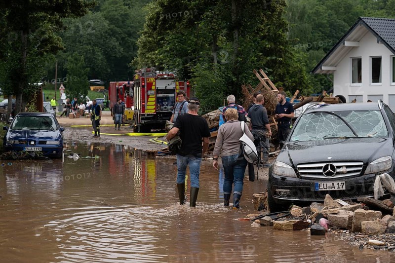 Flood in North Rhine-Westphalia, the village of Iversheim on the Erft was almost completely flooded Damage to almost all buildings and the road, clean-up work, Iversheim, district of Bad Münstereifel, North Rhine-Westphalia, Germany, Europe