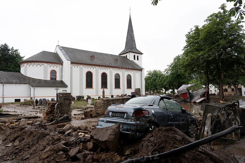 Flood in North Rhine-Westphalia, the village of Iversheim on the Erft was almost completely flooded Damage to almost all buildings and the road, clean-up work, Iversheim, district of Bad Münstereifel, North Rhine-Westphalia, Germany, Europe