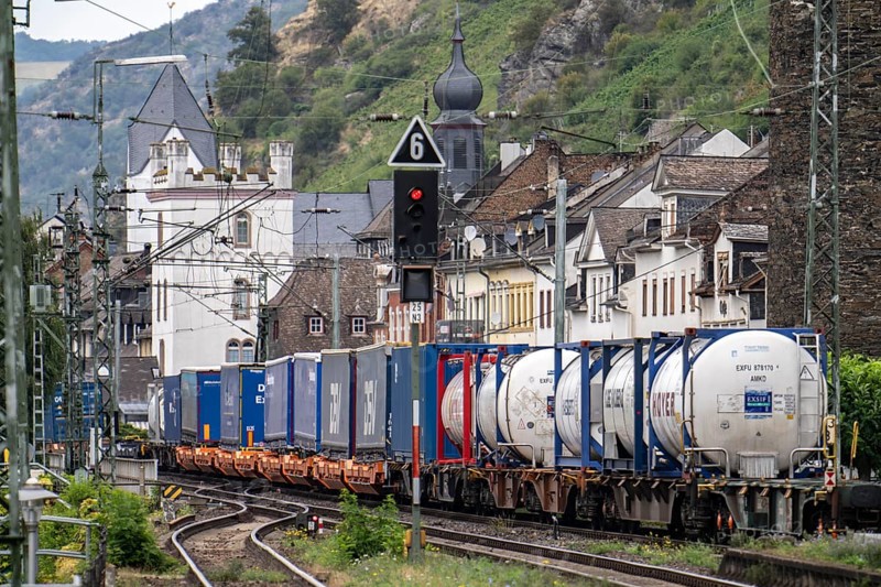 Upper Middle Rhine Valley, railway line on the right bank of the Rhine, goods train line, up to 400 freight trains run here within 24 hours, on both sides, through the Rhine Valley, directly through villages and close to buildings, level crossing, near Kaub, Rhineland-Palatinate, Germany, Europe
