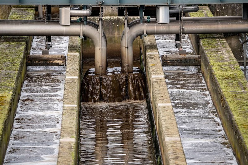 Secondary clarifier, Emschergenossenschaft wastewater treatment plant in the Weilheimer Mark in Bottrop, North Rhine-Westphalia, Germany, Europe