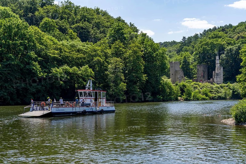 The Ruhr Valley ferry Hardenstein, operates on the Ruhr between the Herbede lock and the Hardenstein castle ruins, part of the Ruhr Valley cycle path, passenger and cycle ferry, Witten, North Rhine-Westphalia, Germany, Europe