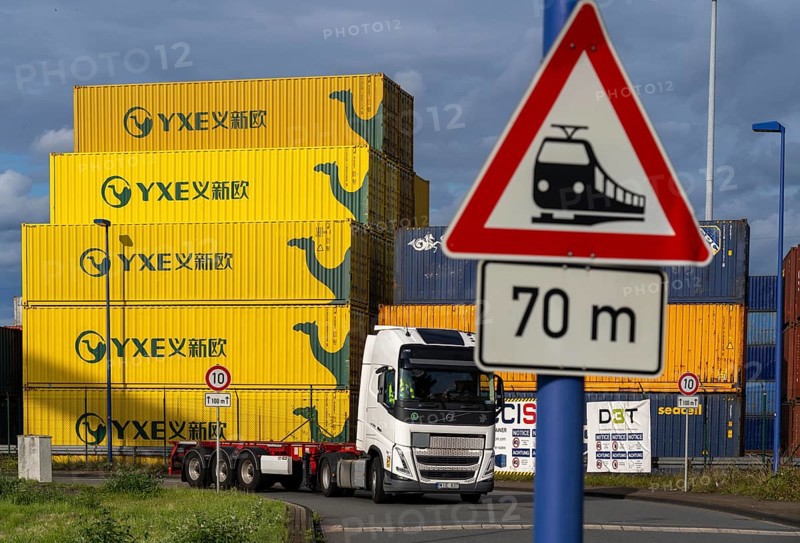 Container of the Chinese goods train operator YXE from Yiwu, China, part of the Silk Road route from China to Germany, in the port of Duisburg, Logport, Duisburg-Rheinhausen, North Rhine-Westphalia, Germany, Europe