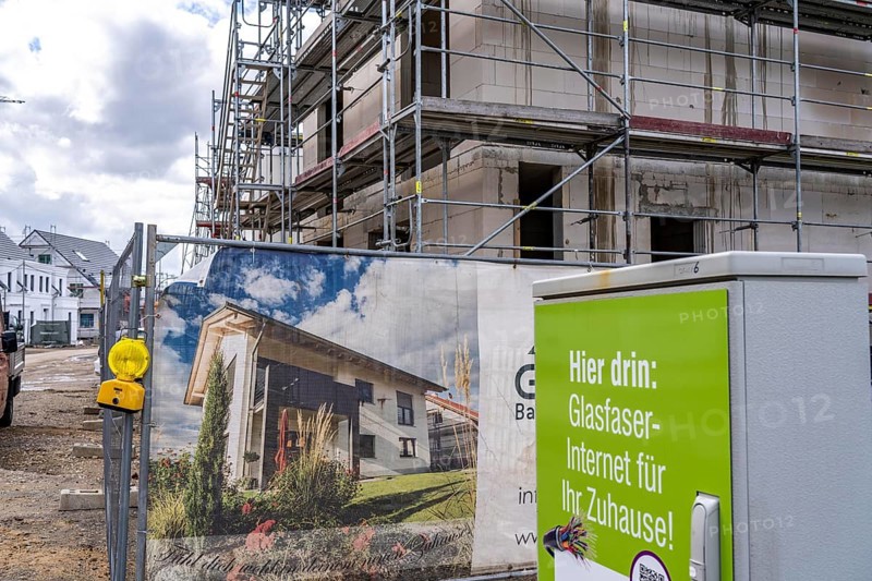 New development district, around 140 detached and semi-detached villas being built in the south of Duisburg, various property developers, existing internet connection via fibre optic cables, North Rhine-Westphalia, Germany, Europe