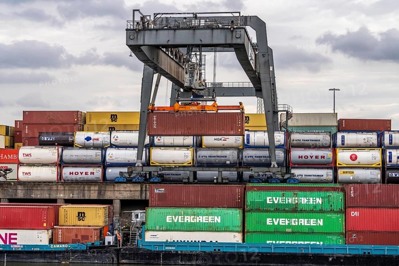 Port of Duisburg Ruhrort, Container freighter being loaded and unloaded at DeCeTe, Duisburg Container Terminal, Duisport, Duisburger Hafen AG, Duisburg, North Rhine-Westphalia, Germany, Europe