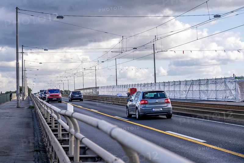 The Josef-Kardinal-Frings-Bridge, federal road B1, between Düsseldorf and Neuss, due to massive bridge damage, only one of 2 directional lanes is still passable, with a speed limit of 30 km/h and only for vehicles under 7.5 tonnes, the bridge is currently being renovated, North Rhine-Westphalia, Germany, Europe