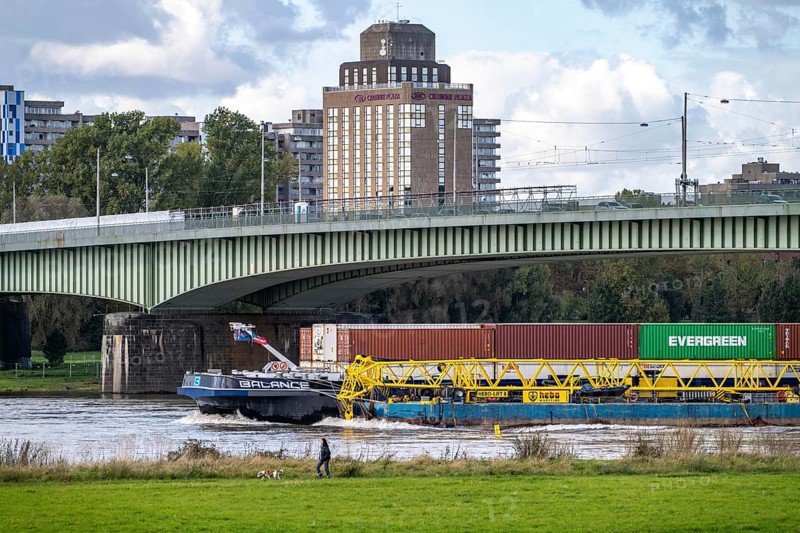 Container freighter Balance on the Rhine at Düsseldorf-Hamm, dilapidated Josef-Kardinal-Frings-Bridge road bridge, federal road B1, Rhine meadows, Crown Plaza Hotel in Neuss, North Rhine-Westphalia, Germany, Europe