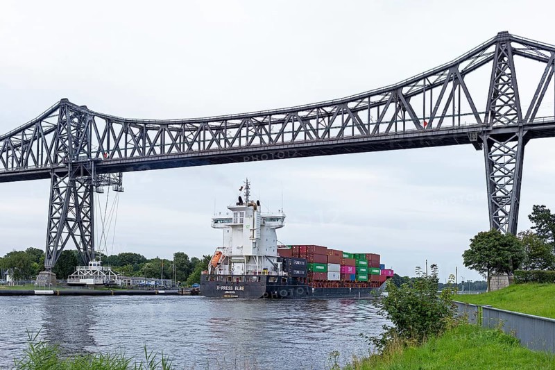 Container ship, cargo ship, high bridge, transporter bridge, Kiel Canal, Rendsburg, Schleswig-Holstein, Germany, Europe