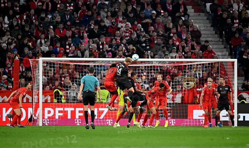 Penalty area scene, goal area scene header duel duel action Leopold Querfeld 1. FC Union Berlin FCU (14) against Alphonso Davies Bayern FC Munich FCB (19) Referee Referee Dr Matthias Jöllenbeck Allianz Arena, Munich, Bavaria, Germany, Europe