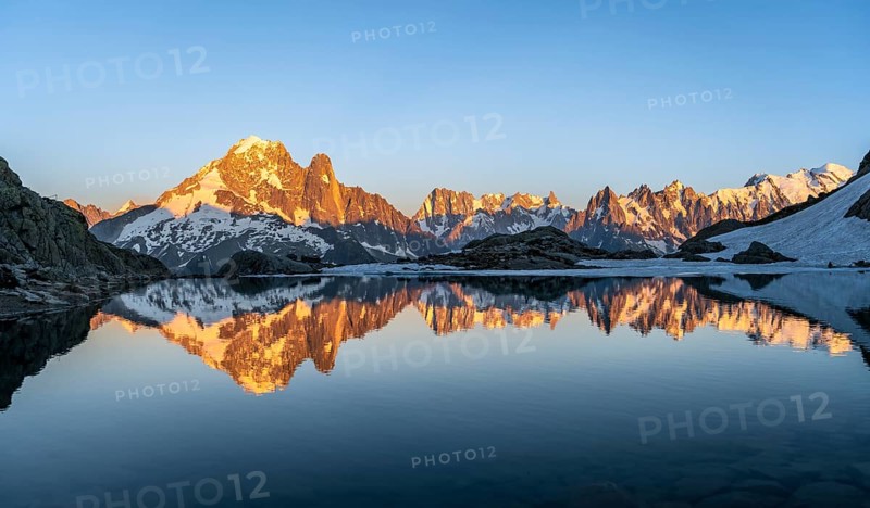 Evening mood, mountain landscape at sunset, alpenglow, water reflection in Lac Blanc, mountain peak, Aiguille Verte, Grandes Jorasses, Aiguille du Moine, Mont Blanc, Mont Blanc massif, Chamonix-Mont-Blanc, Haute-Savoie, France, Europe