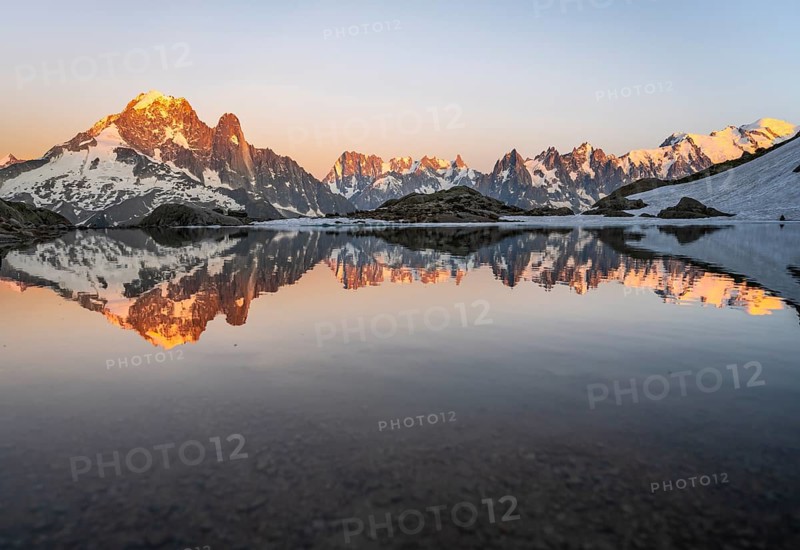 Evening mood, mountain landscape at sunset, alpenglow, water reflection in Lac Blanc, mountain peak, Aiguille Verte, Grandes Jorasses, Aiguille du Moine, Mont Blanc, Mont Blanc massif, Chamonix-Mont-Blanc, Haute-Savoie, France, Europe