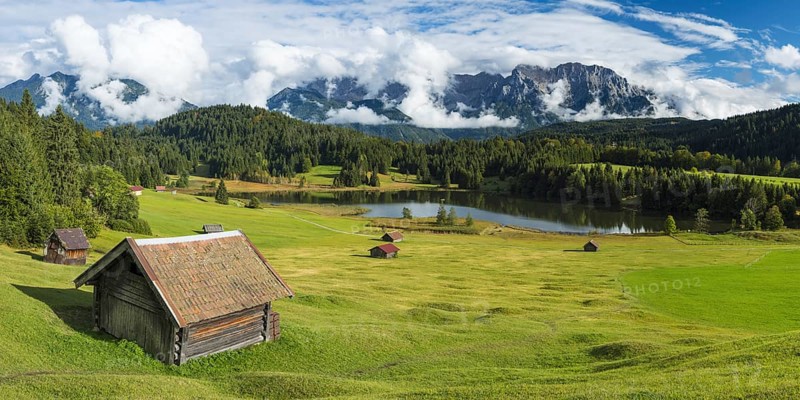 Geroldsee, behind it the cloudy Karwendel mountains, Werdenfelser Land, Upper Bavaria, Bavaria, Germany, Europe