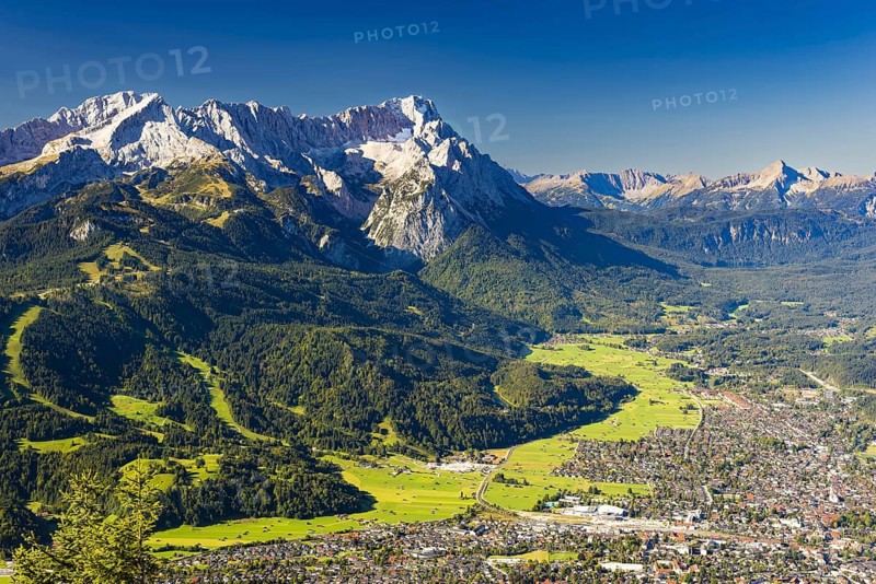 Panorama from the Wank, 1780m, to the Wetterstein mountains with Alpspitze 2628m, Jubiläumsgrat and Zugspitze 2962m, Werdenfelser Land, Upper Bavaria, Bavaria, Germany, Europe