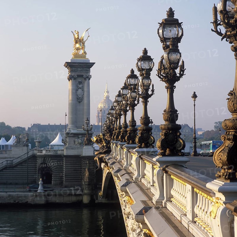 Pont Alexandre III, S tahlbogenbrücke zur Weltausstellung 1900 gebaut, dahinter Invalidendom, Paris, Frankreich