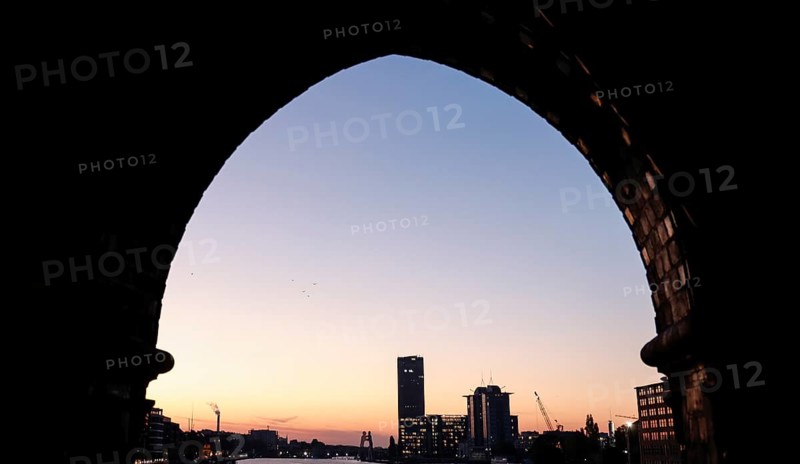 Sunrise at the Oberbaum Bridge, view over the Spree to the Treptow Towers, Berlin, 17.10.2024., Berlin, Berlin, Germany, Europe