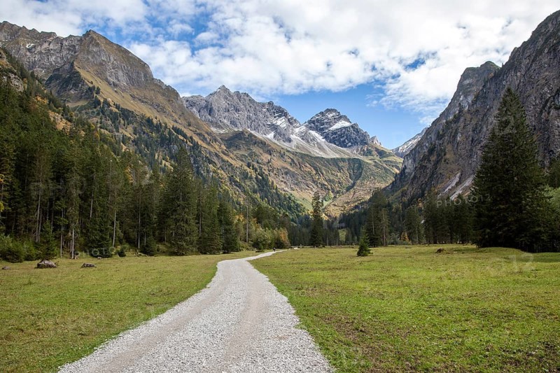 Oytal, behind mountains Schneck and Großer Wilder, autumn atmosphere, Allgäu Alps, Oberstdorf, Oberallgäu, Allgäu, Bavaria, Germany, Europe