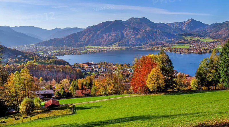 Panorama of the village and lake with the monastery castle in autumn, Tegernsee, Tegernsee, Tegernsee valley, Mangfall mountains, Bavarian Alps, Upper Bavaria, Bavaria, Germany, Europe