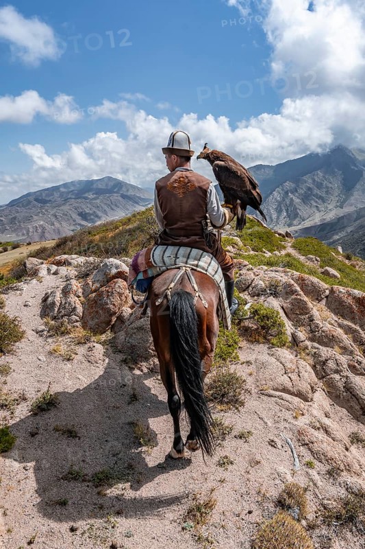 Traditional Kyrgyz eagle hunter, near Kysyl-Suu, Kyrgyzstan, Asia