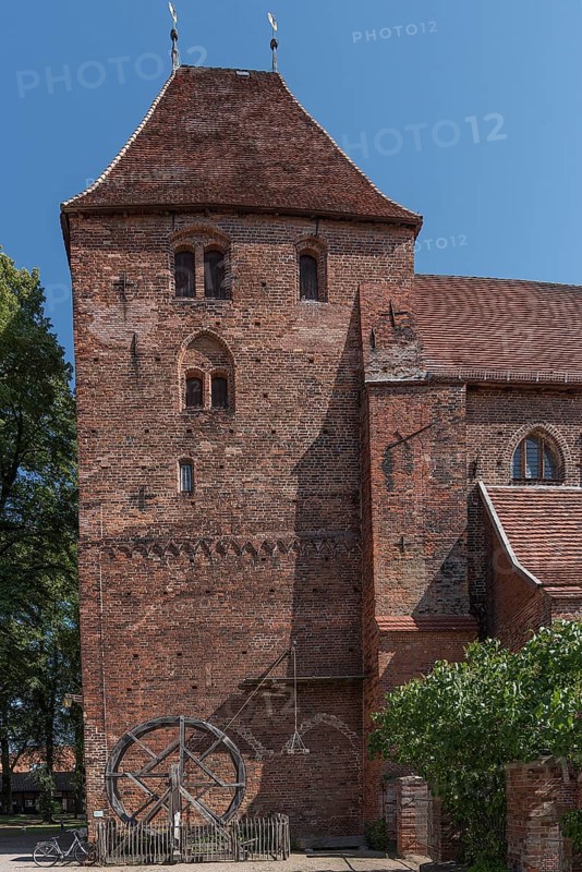 Church of the former convent of the Benedictine nuns 13th century, in front medieval crane wheel for lifting building materials, Kirchpl. 1A, Rehna, Mecklenburg-Vorpommern, Germany, Europe