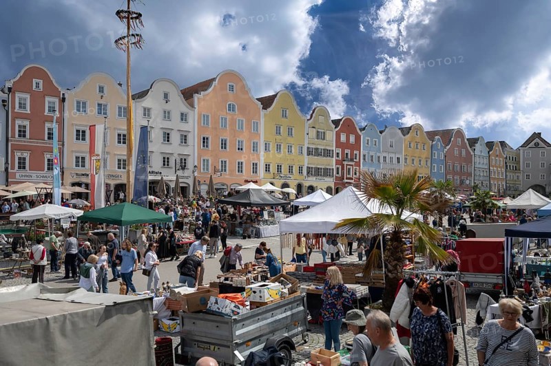 Flea market on the Upper Town Square, late baroque row of houses at the back, Schärding, Upper Austria, Austria, Europe