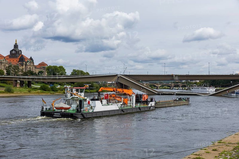 In the early hours of the morning, a section of the Carola Bridge collapsed for unknown reasons. Over a length of around 100 metres, the section on which the trams normally run has collapsed into the Elbe. The area has been cordoned off. The dredging vessel Meissen arrives at the scene of the accident. The ship's jetty, which was directly adjacent to the bridge, is moved, Partial collapse of the Carola Bridge in Dresden, further bridge sections are in acute danger of collapsing, Dresden, Saxony, Germany, Europe