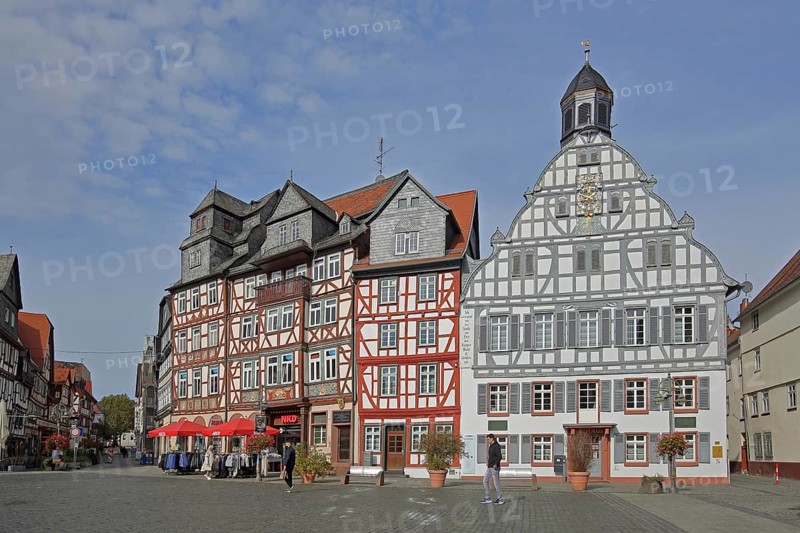 Historic house Zum goldenen Löwen built in 1709, left, half-timbered houses, town hall with spire, market square, Butzbach, Wetterau, Hesse, Germany, Europe