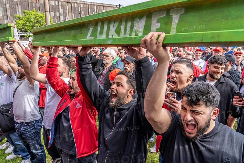 Demonstration of many thousands of steelworkers in front of the headquarters of ThyssenKrupp Steel Europe in Duisburg against massive job cuts following the participation of a foreign investor in the company, Green Steel Symbol, Duisburg North Rhine-Westphalia, Germany, Europe