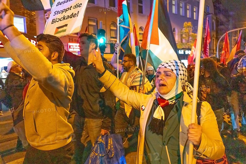 Demonstration by pro-Palestinian activists in Duisburg-Hochfeld, around 110 demonstrators marched through the neighbourhood justifying Hamas' attack against Israel, Duisburg, North Rhine-Westphalia, Germany, Europe