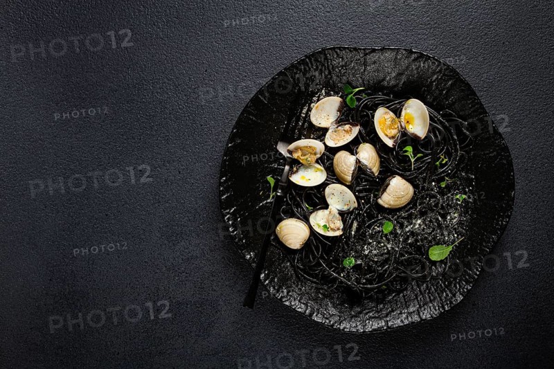 Black spaghetti vongole, venerki, homemade, without people