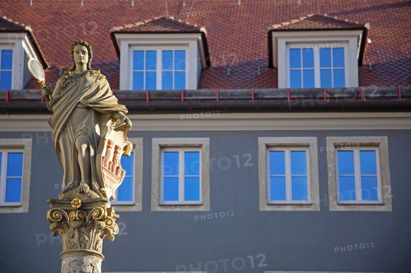 Patron saint Minerva with hand mirror and city coat of arms as shield and gable with dormers and window, Seelbrunnen, Seelhausbrunnen, patron saint, Roman goddess, mirror, depth of field, blur, Kapellenplatz, Rothenburg ob der Tauber, Tauberfranken, Franconia, Bavaria, Germany, Europe