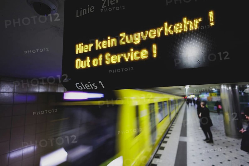 Underground line 9 runs at Zoologischer Garten despite the display 'No train service here! Out of Service! in Berlin, 27.02.2024. Berliner Verkehrsbetriebe (BVG) have announced strikes for Thursday and Friday