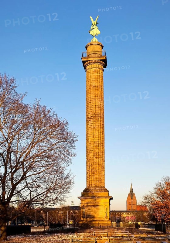 Waterloo Column with Victoria, Victory Column commemorating the Battle of Waterloo, with Market Church, Hanover, Lower Saxony, Germany, Europe