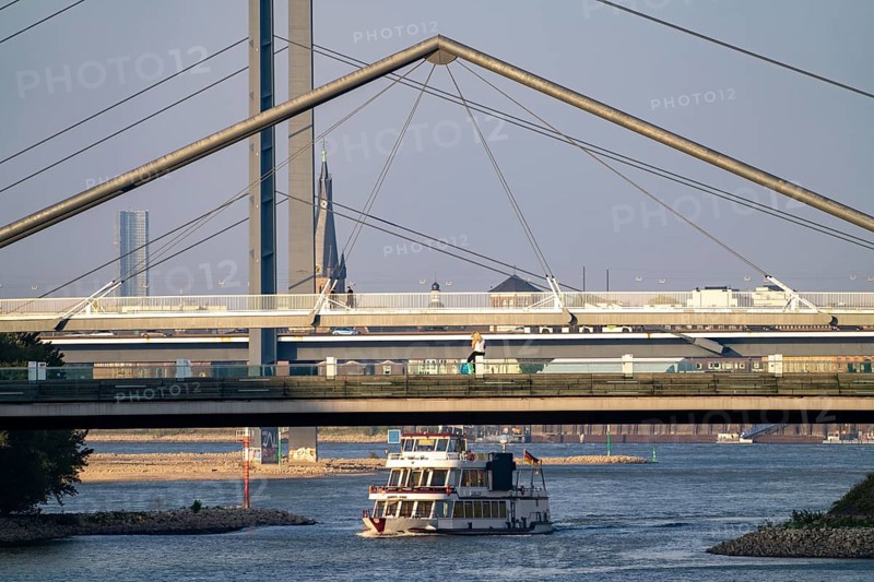 Excursion boat Düsseldorf, on the Rhine near Düsseldorf, bridge over the Media Harbour, Oberkassler Rhine Bridge, old town bank, North Rhine-Westphalia, Germany, Europe