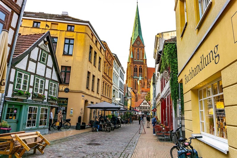 The historic old town of Schwerin, Buschstraße, alley with many restaurants, St.-Marien-Dom zu Schwerin, Mecklenburg-Vorpommern, Germany, Europe