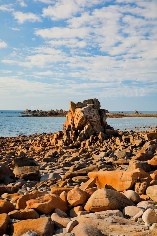 Striking orange-coloured rock formations in the evening light, on the coast of the English Channel on the Pink Granti Coast in Brittany, Pors Scaff, Côtes-d'Armor, France, Europe