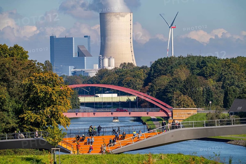 New bridge over the Rhine-Herne Canal and the Emscher, leap over the Emscher, bicycle and pedestrian bridge, 412 metres long, at the so-called Emscherland, Castrop-Rauxel water cross, background: UNIPER coal-fired power station Datteln 4, North Rhine-Westphalia, Germany, Europe