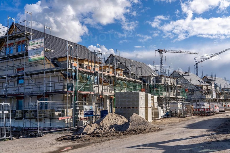 New-build neighbourhood, around 140 detached and semi-detached houses being built in the south of Duisburg, various developers, shells, construction work, North Rhine-Westphalia, Germany, Europe