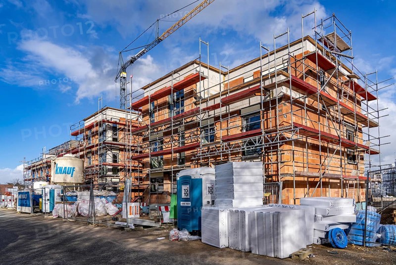 New-build neighbourhood, around 140 detached and semi-detached houses being built in the south of Duisburg, various developers, shells, construction work, North Rhine-Westphalia, Germany, Europe