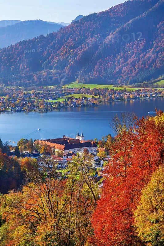 Panorama of the village and lake with the monastery castle in autumn, Tegernsee, Tegernsee, Tegernsee valley, Mangfall mountains, Bavarian Alps, Upper Bavaria, Bavaria, Germany, Europe