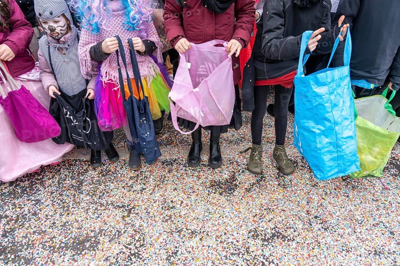 Rose Monday parade in Düsseldorf, spectators, especially children, collecting carnival sweets, at the street carnival, North Rhine-Westphalia, Germany, Europe