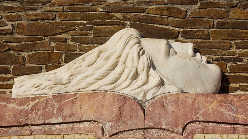 Relief of a reclining sculpture of a woman in stone carving on a stone wall, visit of Federal President Frank-Walter Steinmeier to Kandanos on 31 October 2024, Federal President, Frank-Walter Steinmeier, memorial, war crimes, Nazis, Wehrmacht crimes, World War II, Kandanos, southwest Crete, Crete, Greek islands, Greece, Europe