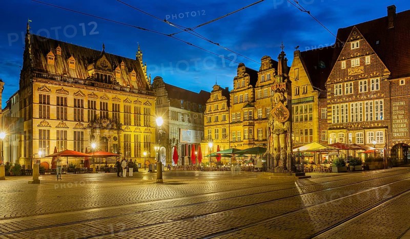 Market square, town hall square with Schütting, town houses and Roland in the historic city centre at dusk, Bremen, Germany UNESCO World Heritage Site