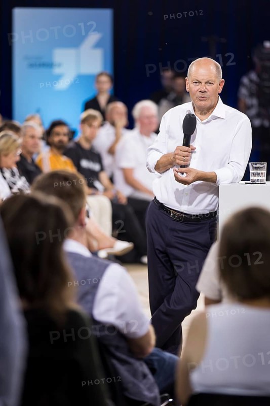 Olaf Scholz (Chancellor of the Federal Republic of Germany, SPD) surrounded by guests at the Chancellor's meeting at ufaFabrik in Berlin on 4 September 2024
