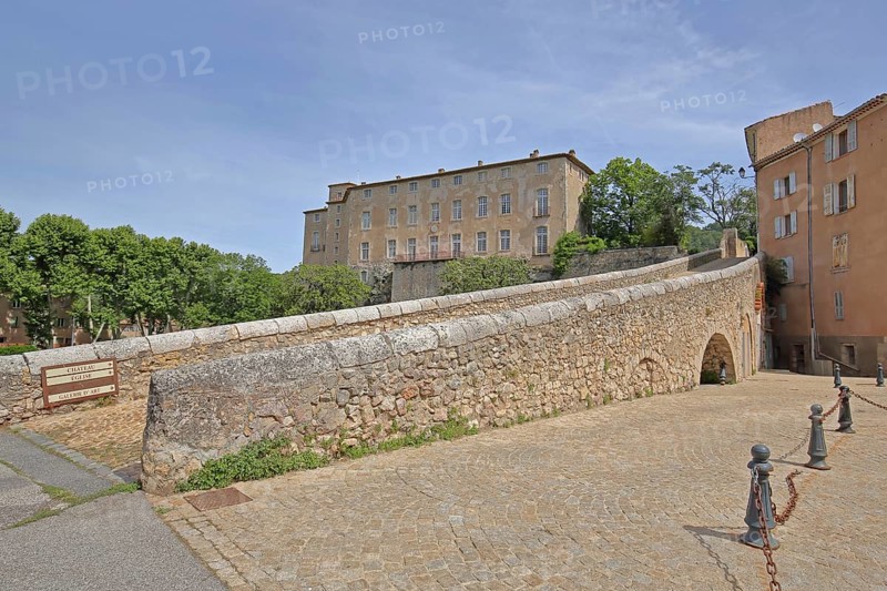 Baroque castle and access via bridge, mountain, path, Entrecasteaux, Provençal Alps, Western Alps, Alps, Var, Provence, France, Europe